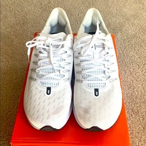 NIKE Air Zoom Vomero TB white/blk Mens sz 9
